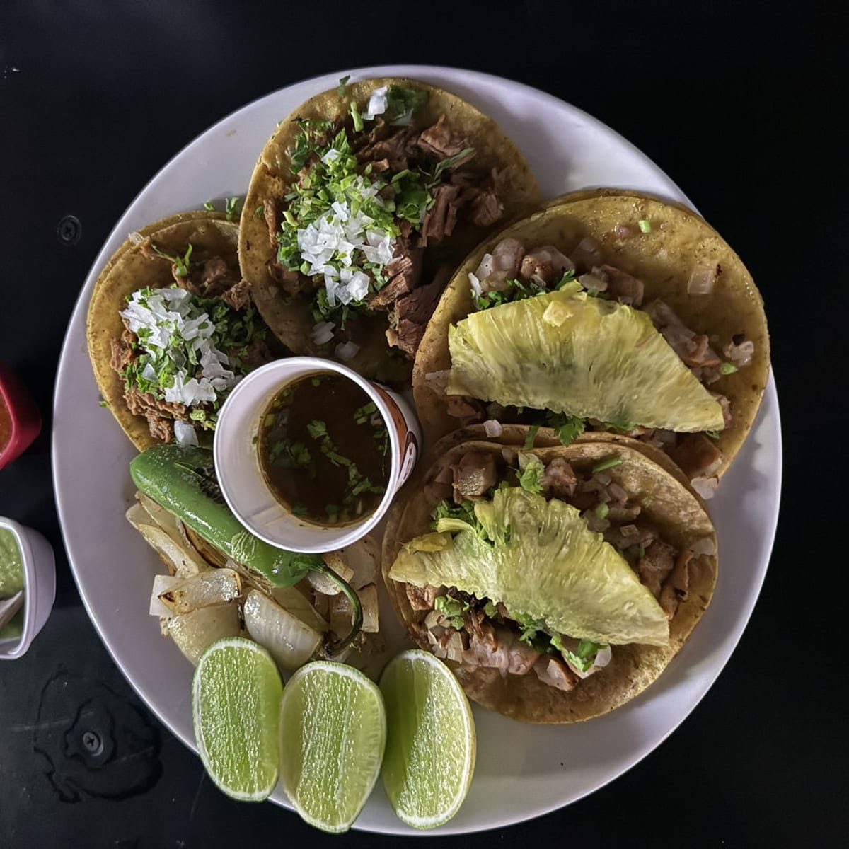 Tacos y cerveza fría en Ay Wey